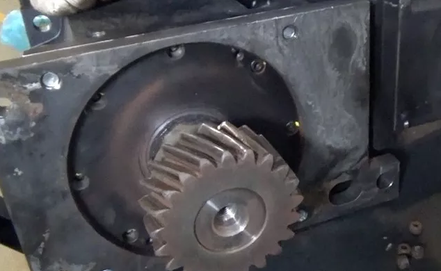 齒輪箱的的螺絲斷了六根，外嚙合的斜齒輪嚴重磨損