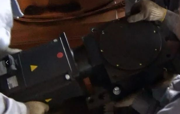 放入齒輪箱的時候，保證馬達側(cè)要抬高點，保證斜齒輪之間的嚙合更順暢